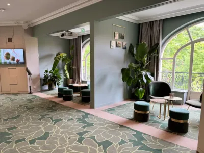 Salon Élégant avec Vue Imprenable sur les Champs-Élysées