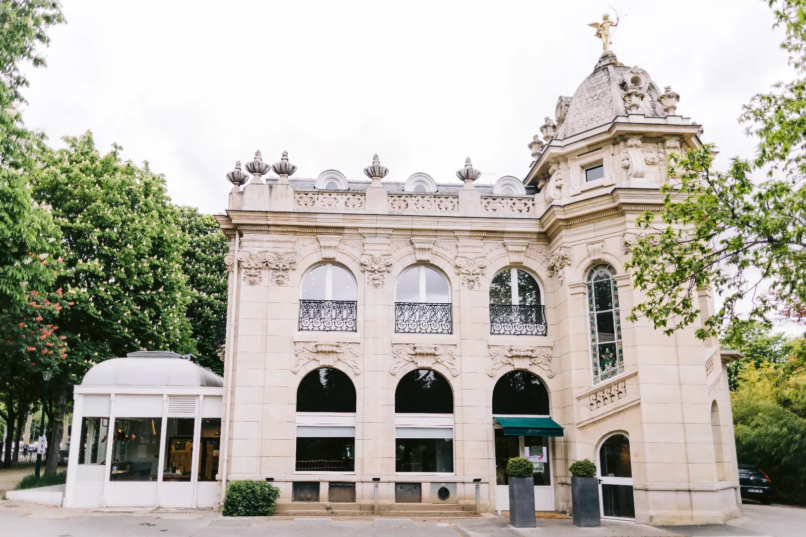 Salon Élégant avec Vue Imprenable sur les Champs-Élysées