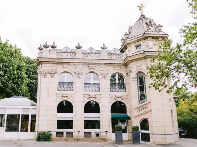 Salon Élégant avec Vue Imprenable sur les Champs-Élysées