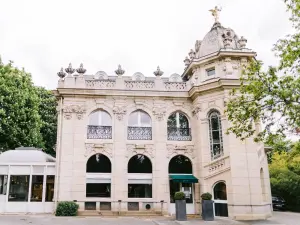 Salon Élégant avec Vue Imprenable sur les Champs-Élysées