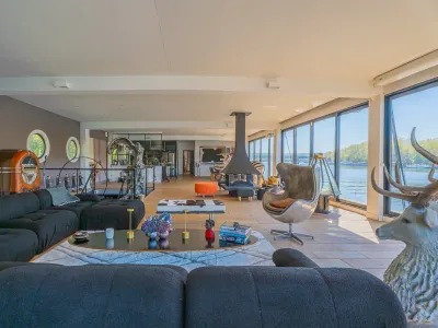 Contemporary Houseboat on the Seine in Boulogne-Billancourt