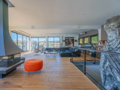 Contemporary Houseboat on the Seine in Boulogne-Billancourt