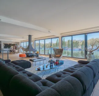 Péniche contemporaine sur la Seine à Boulogne-Billancourt