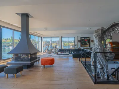 Contemporary Houseboat on the Seine in Boulogne-Billancourt