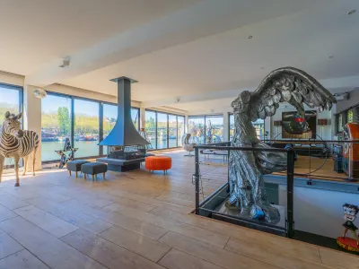 Contemporary Houseboat on the Seine in Boulogne-Billancourt