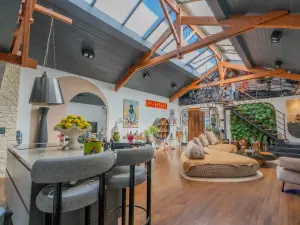 Suresnes Loft – Aesthetic Sanctuary for High-End Events