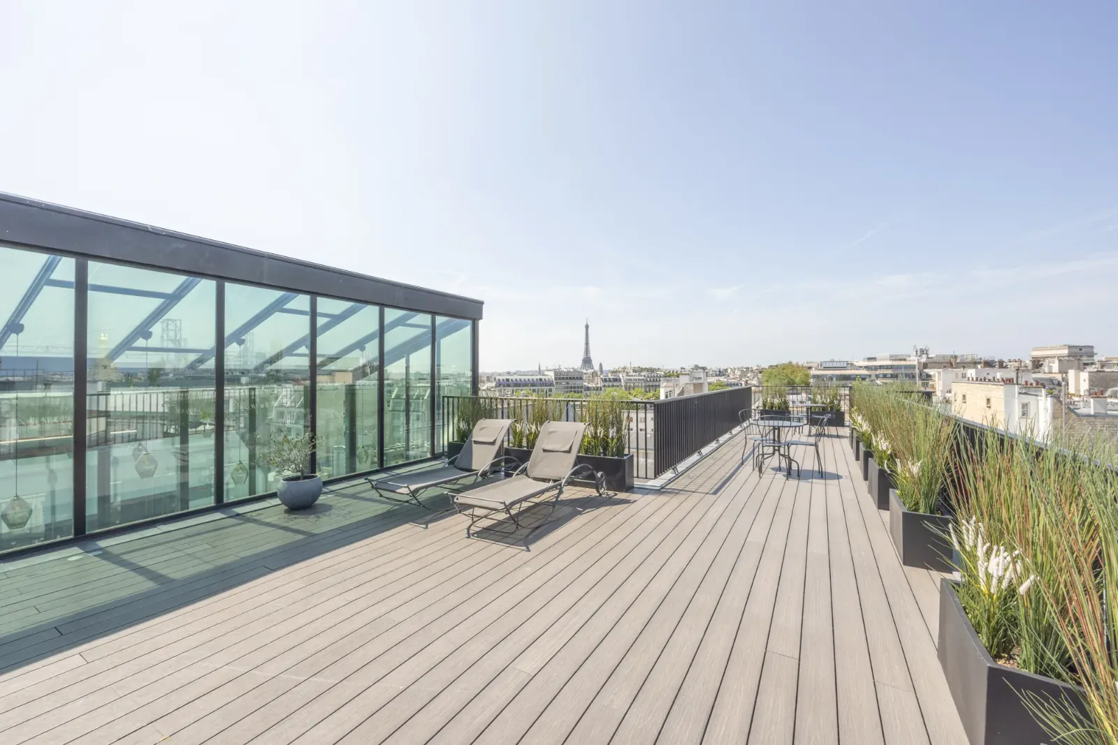 Penthouse with Eiffel Tower View in Paris 8th