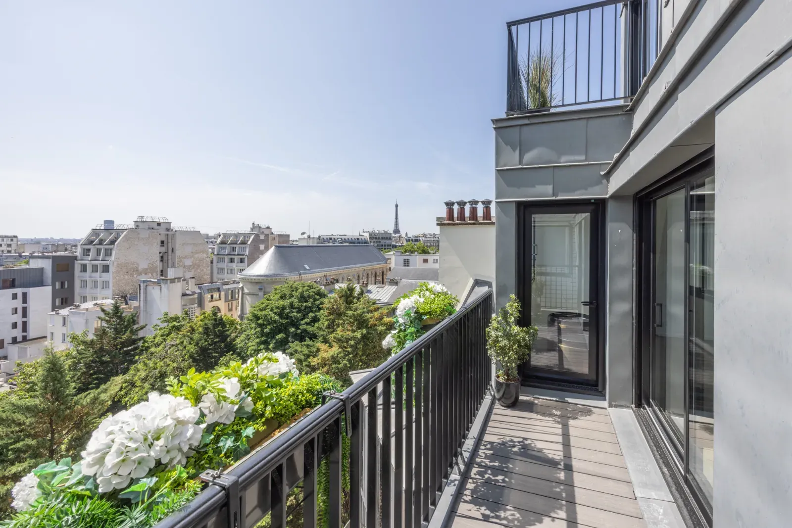 Penthouse with Eiffel Tower View in Paris 8th