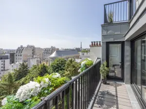 Penthouse with Eiffel Tower View in Paris 8th