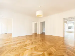 Elegant 400 m² Apartment for Events in Paris 8th