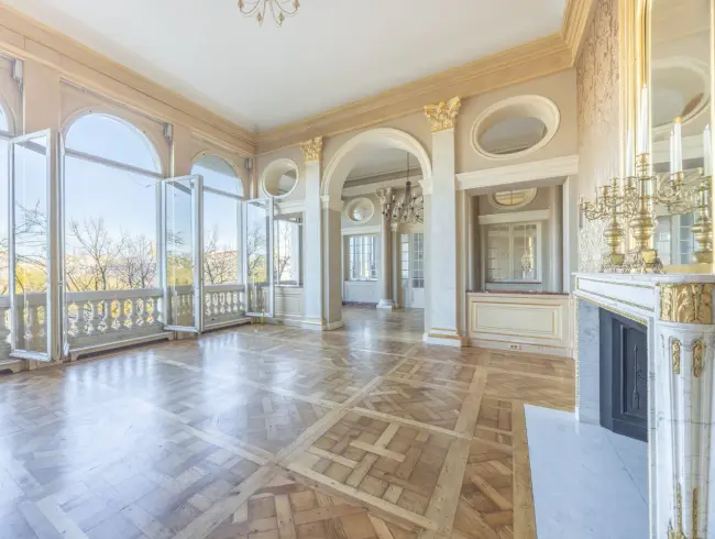 Elegant Eiffel Tower View Apartment for Corporate Events