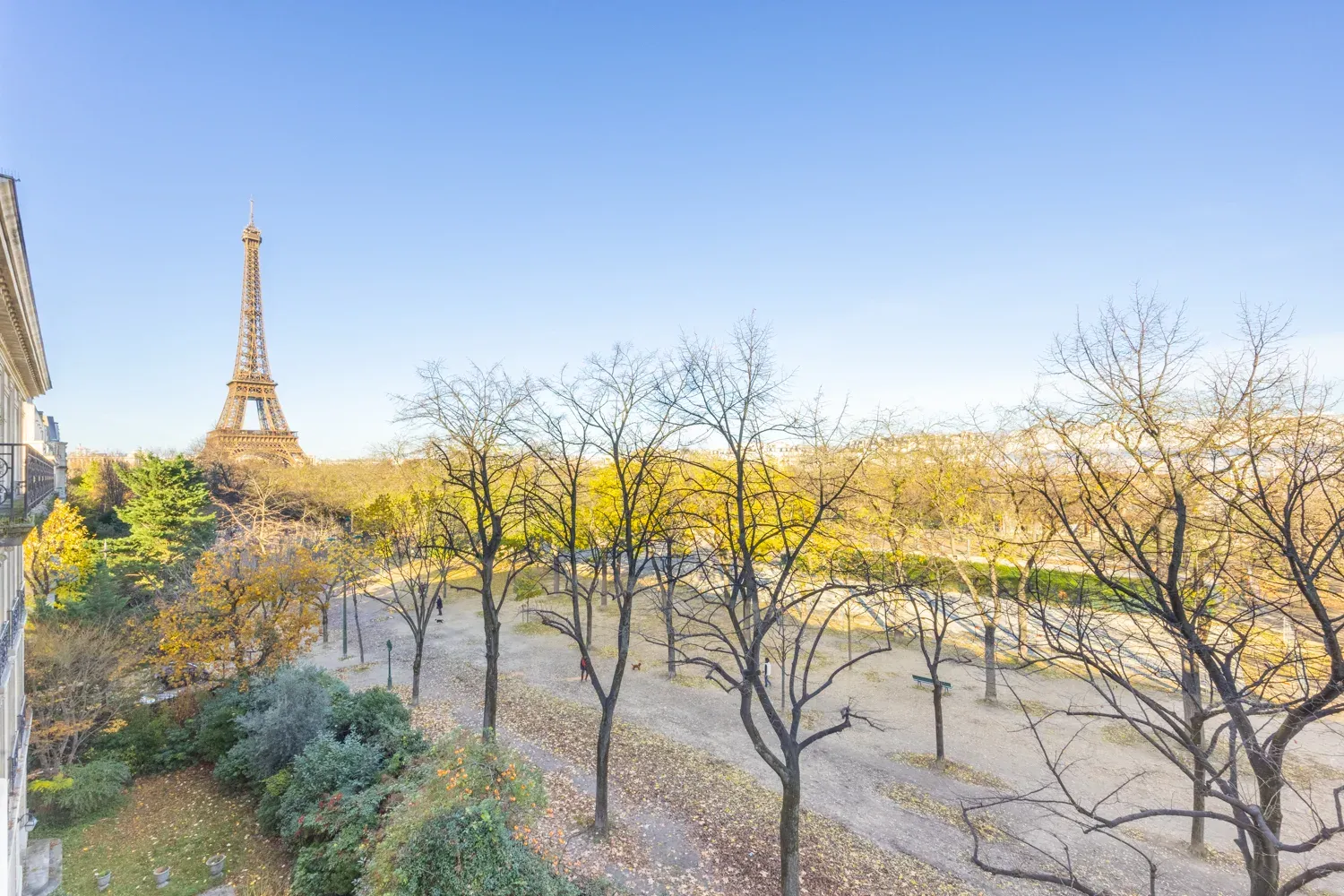 Elegant Eiffel Tower View Apartment for Corporate Events