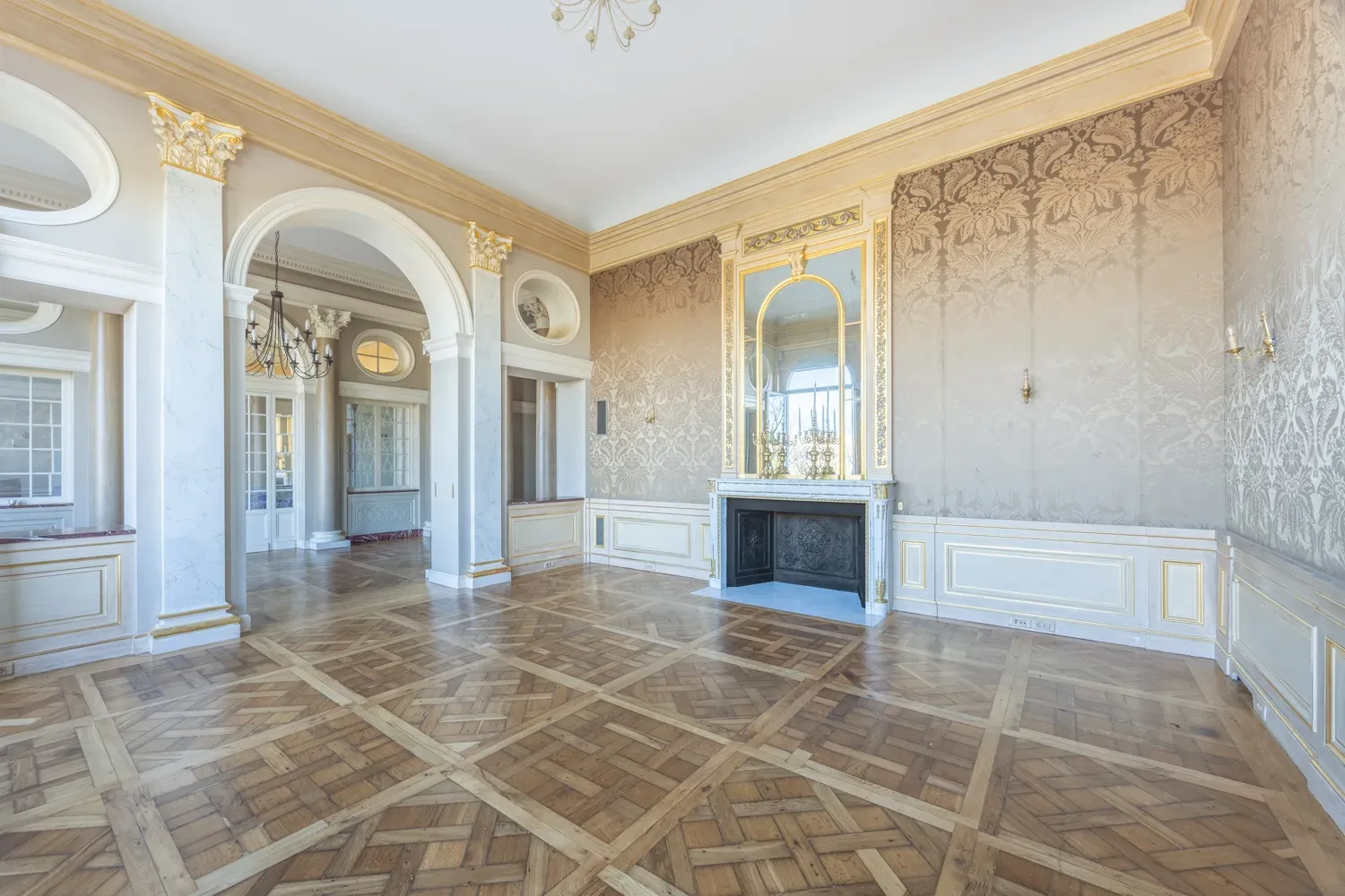 Elegant Eiffel Tower View Apartment for Corporate Events