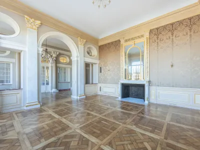 Elegant Eiffel Tower View Apartment for Corporate Events