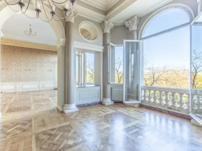 Elegant Eiffel Tower View Apartment for Corporate Events