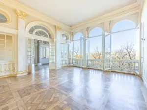 Elegant Eiffel Tower View Apartment for Corporate Events