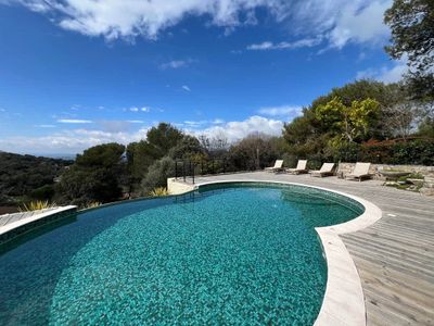 Piscine à débordement en forme de huit avec vue panoramique sur les collines à Nice