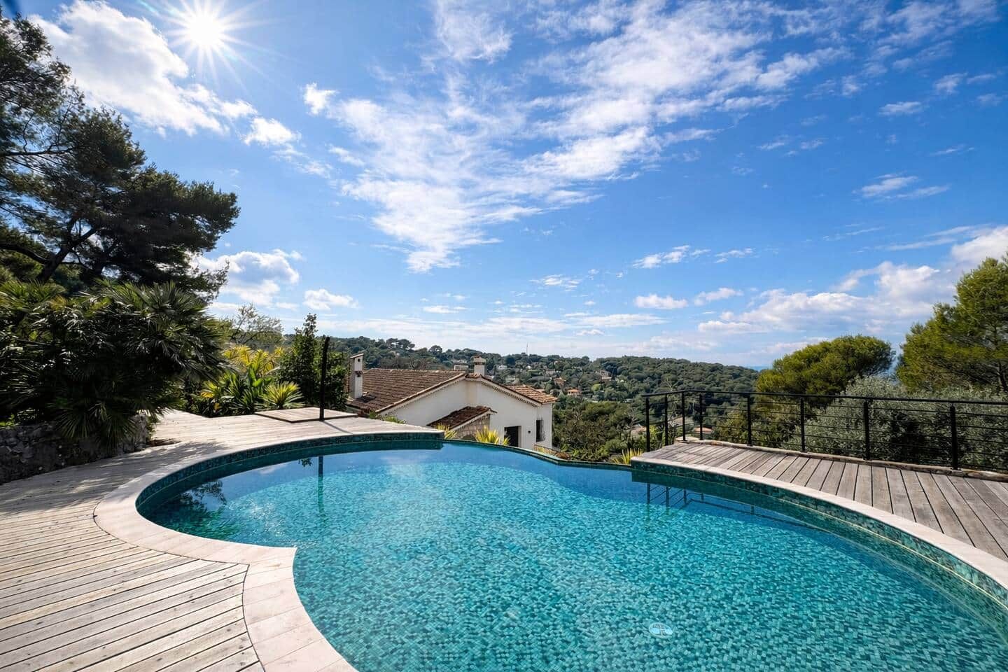 Figure-Eight Infinity Pool with Panoramic Hill Views in Nice