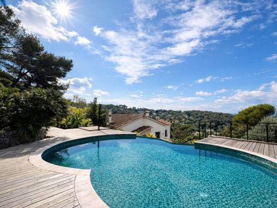 Piscine à débordement en forme de huit avec vue panoramique sur les collines à Nice