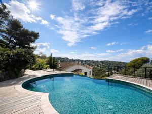 Figure-Eight Infinity Pool with Panoramic Hill Views in Nice