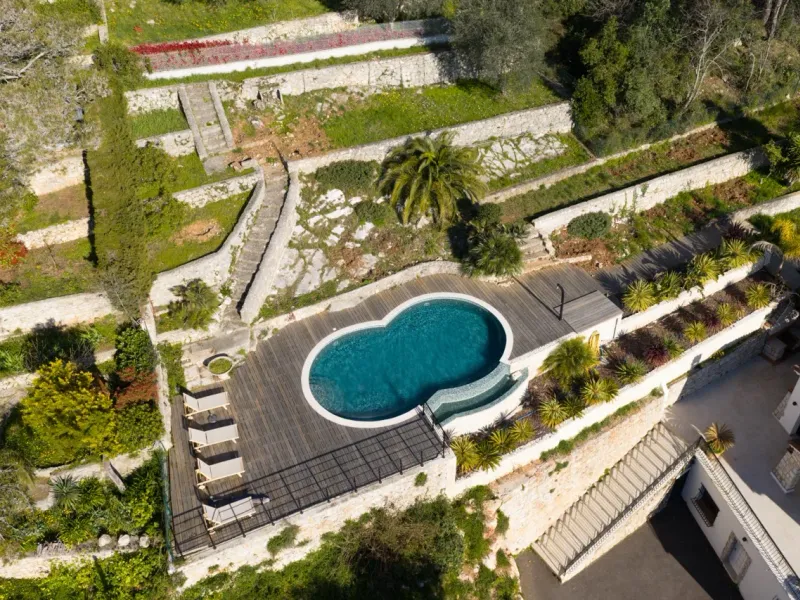 Piscine à débordement en forme de huit avec vue panoramique sur les collines à Nice