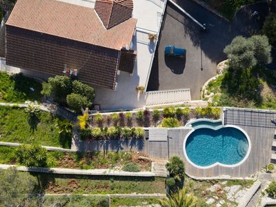 Piscine à débordement en forme de huit avec vue panoramique sur les collines à Nice