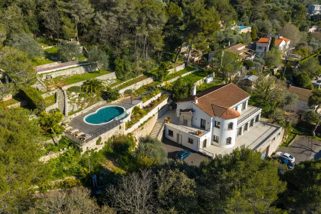 Figure-Eight Infinity Pool with Panoramic Hill Views in Nice