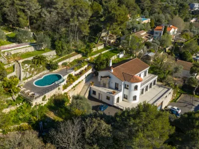 Piscine à débordement en forme de huit avec vue panoramique sur les collines à Nice