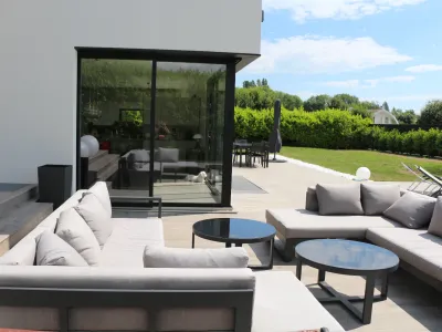 Villa Élégante à Divonne-les-Bains avec Vue sur les Alpes