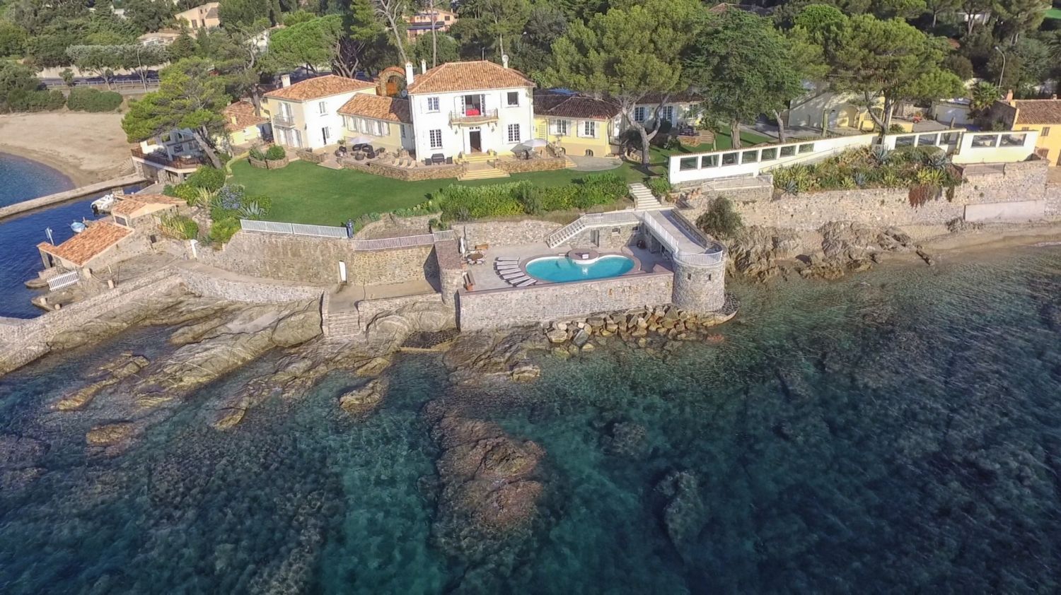 Domaine Art Déco en Front de Mer avec Vue sur la Mer près de Saint-Tropez
