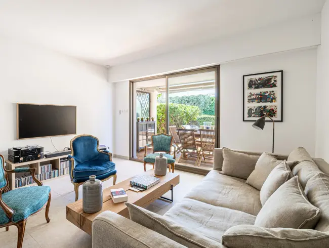 Appartement de plain-pied avec piscine et terrasses à Cannes