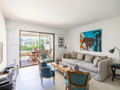 Appartement de plain-pied avec piscine et terrasses à Cannes