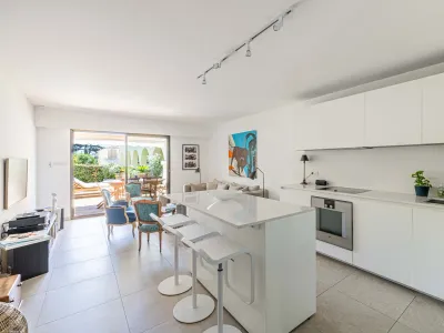 Appartement de plain-pied avec piscine et terrasses à Cannes