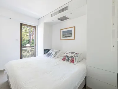 Appartement de plain-pied avec piscine et terrasses à Cannes