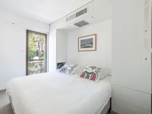Appartement de plain-pied avec piscine et terrasses à Cannes