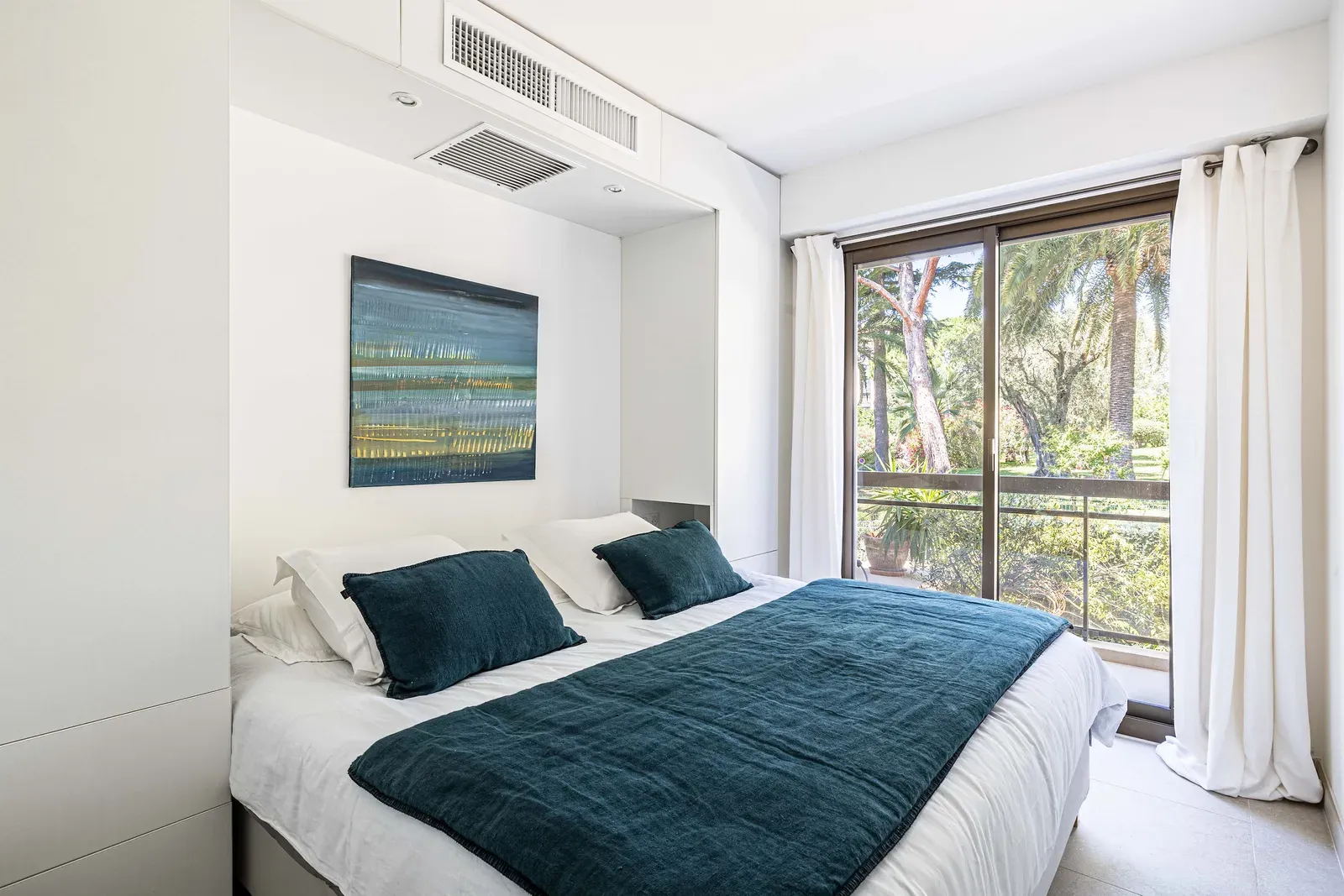Appartement de plain-pied avec piscine et terrasses à Cannes
