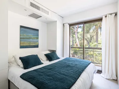 Appartement de plain-pied avec piscine et terrasses à Cannes