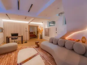 Intimate Parisian Apartment near Trocadéro for Exclusive Events