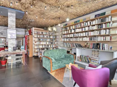 Espace hybride café-bibliothèque et coworking à Ajaccio | Lieu ID 9150