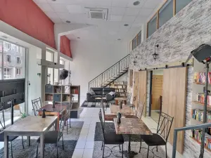 Espace hybride café-bibliothèque et coworking à Ajaccio | Lieu ID 9150