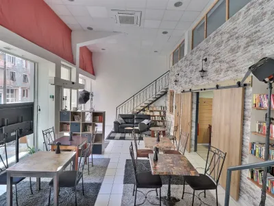 Espace hybride café-bibliothèque et coworking à Ajaccio | Lieu ID 9150