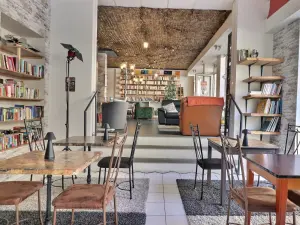Espace hybride café-bibliothèque et coworking à Ajaccio | Lieu ID 9150