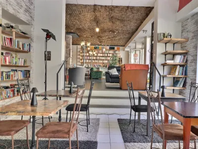 Espace hybride café-bibliothèque et coworking à Ajaccio | Lieu ID 9150