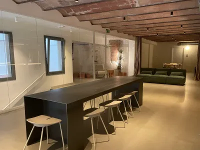 Espace événementiel brut et contemporain dans l'Eixample de Barcelone