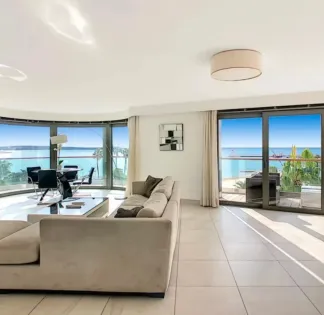 Croisette 2-Bedroom Apartment with Balcony – 135 m² on Floor 7
