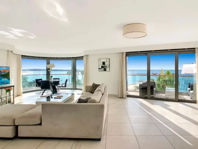 Croisette 2-Bedroom Apartment with Balcony – 135 m² on Floor 7