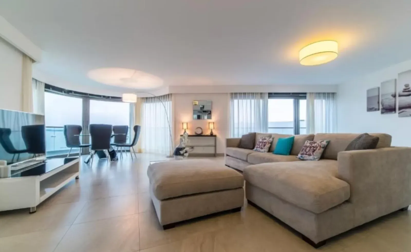 Croisette 2-Bedroom Apartment with Balcony – 135 m² on Floor 7