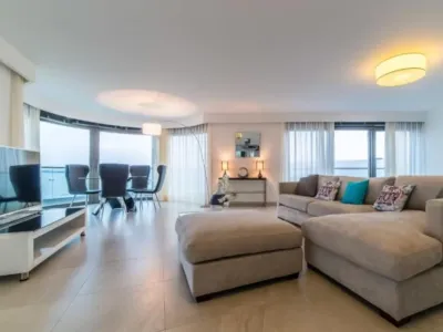 Appartement 2 Chambres Croisette avec Balcon – 135 m² au 7e Étage