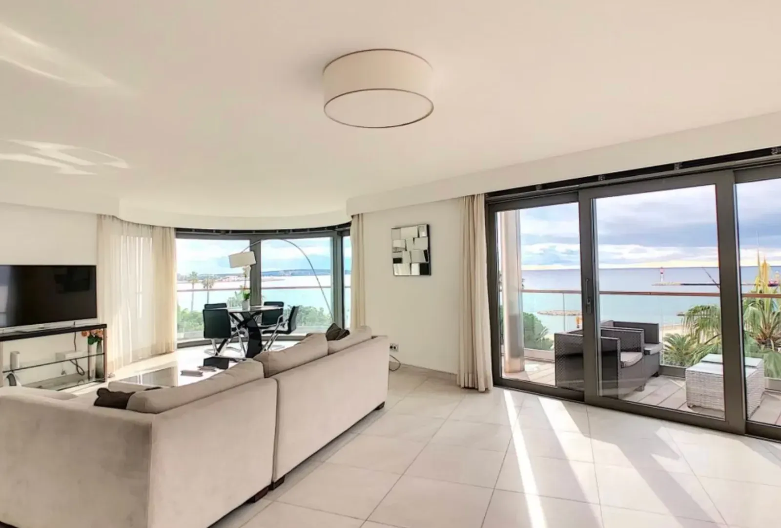 Croisette 2-Bedroom Apartment with Balcony – 135 m² on Floor 7