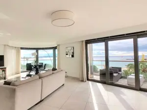 Croisette 2-Bedroom Apartment with Balcony – 135 m² on Floor 7